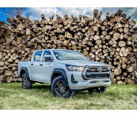 TOYOTA HILUX (2021+) GRILLE KIT met 2 Triple-R 750 elite