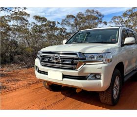 TOYOTA LANDCRUISER 200 GRILLE KIT met 2x Triple-R 750